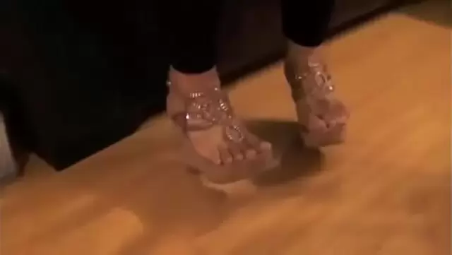 Ermeni kız güzel ayaklarıyla şov yapıyor.